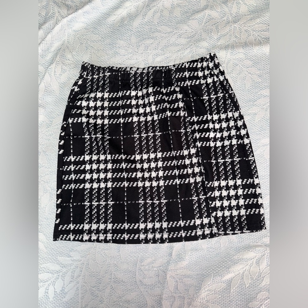 SHEIN XS black and white miniskirt in plaid pattern.